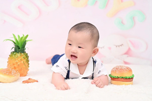 伊春宝宝在妈妈肚子里